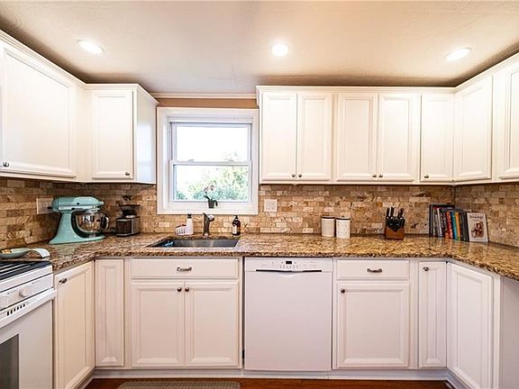 4th image of 278 Brighton St