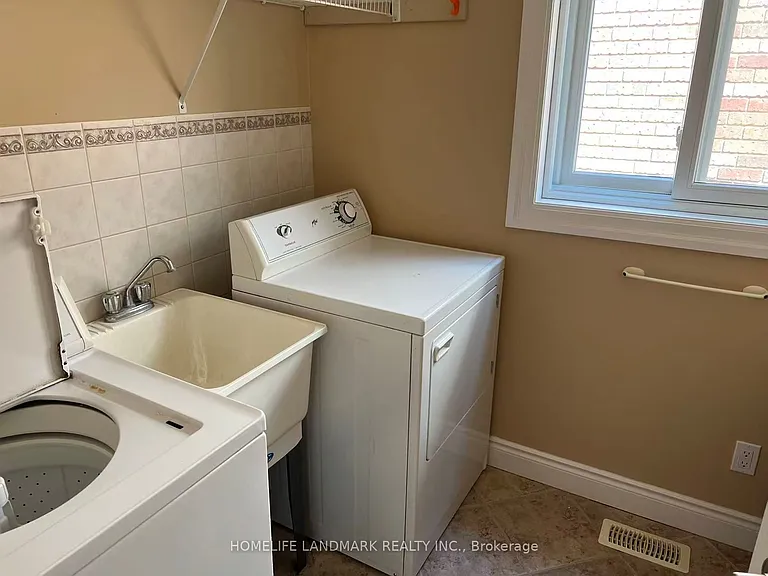 579 Violet St — Photo 17