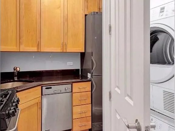 5th image of 330 E 6th St APT 4R