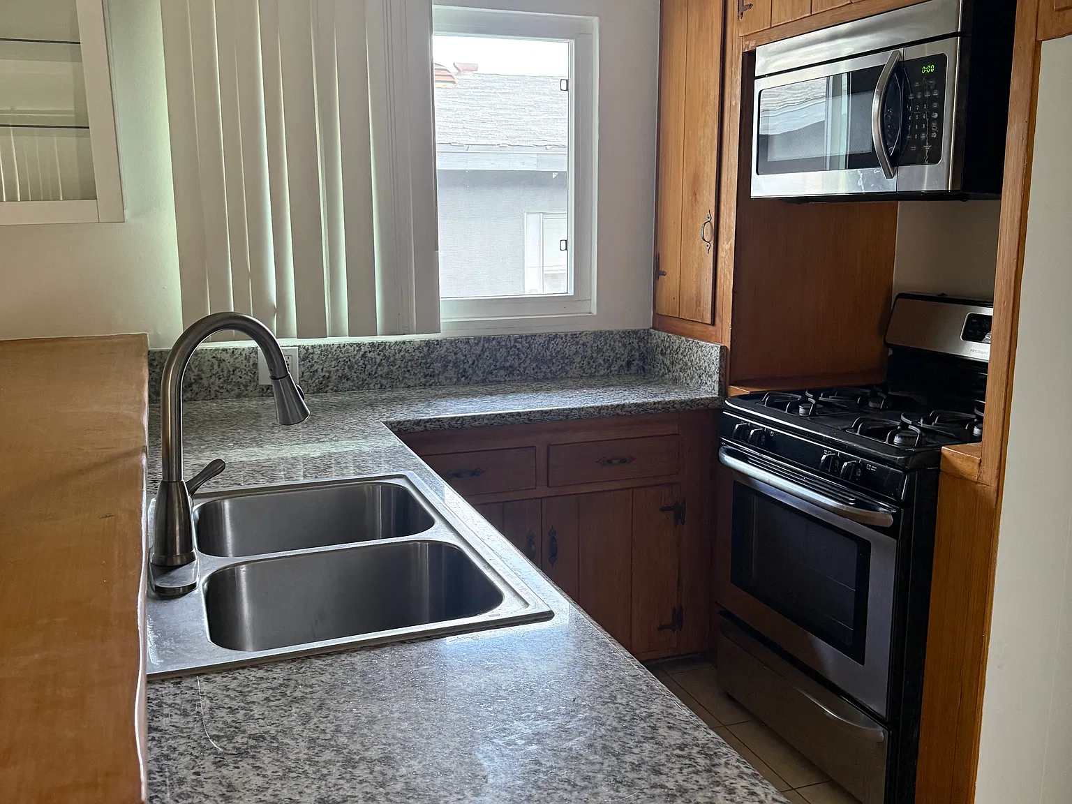 1 bed, 670 sqft, $1,875 — Photo 3