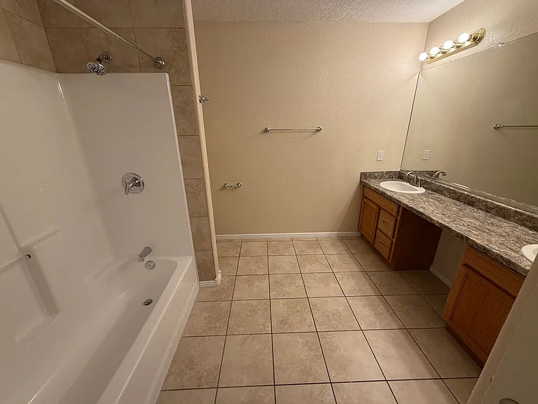 1911 Girard Blvd NE — Photo 29