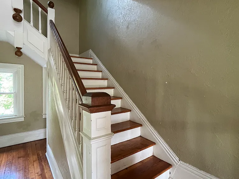 166 S French Broad Ave — Photo 22