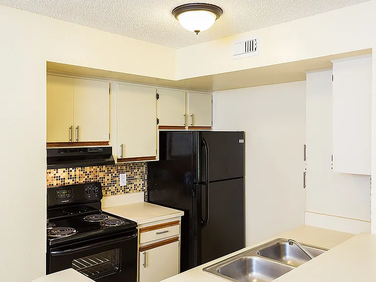 437 Fountainhead Cir #280 — Photo 3