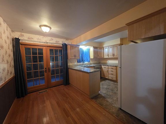 4th image of 705 N Elm St
