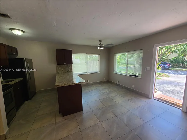 633 NE 16th Ave #3 — Photo 12