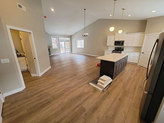 5th image of 102 Acorn Ave NW