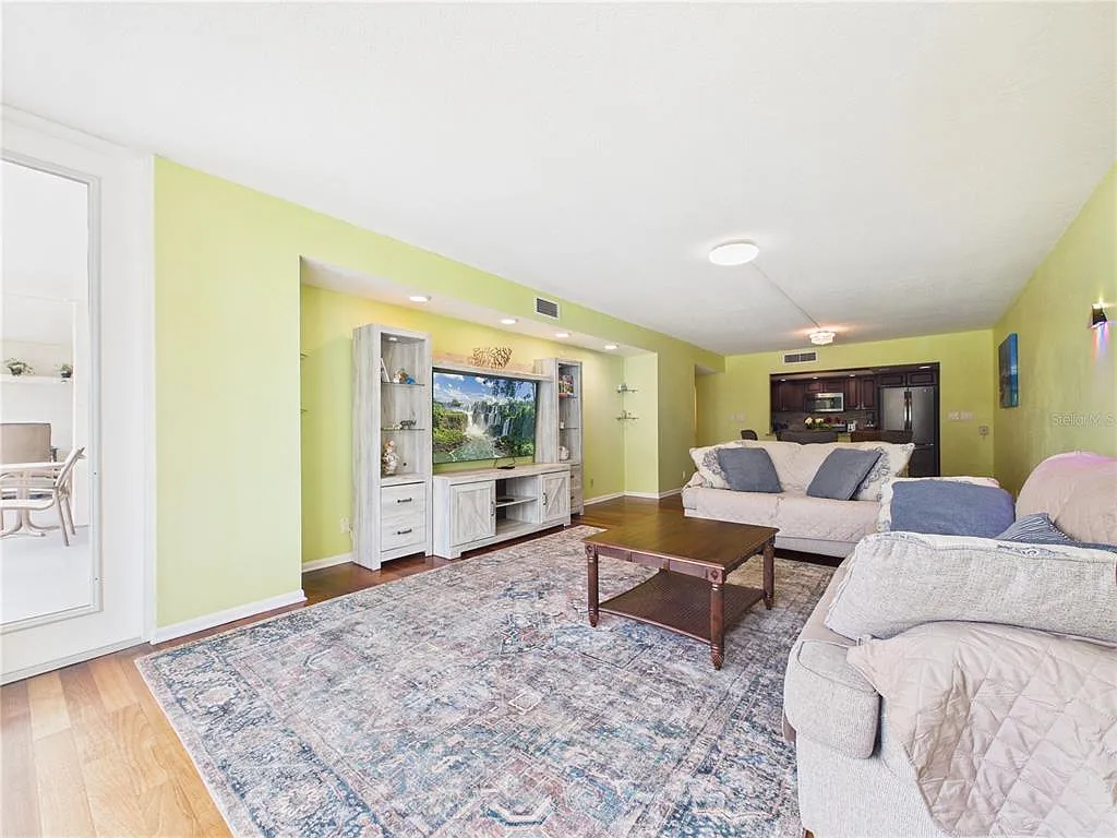 2 bed, 2.0 bath, 1392 sqft, $3,600 — Photo 4