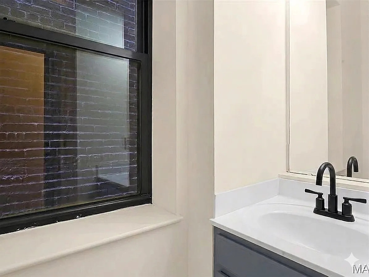 3 bed, 1.5 bath, 2440 sqft, $1,999 — Photo 4