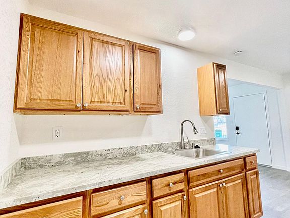 3rd image of 5646 Bancroft Ave
