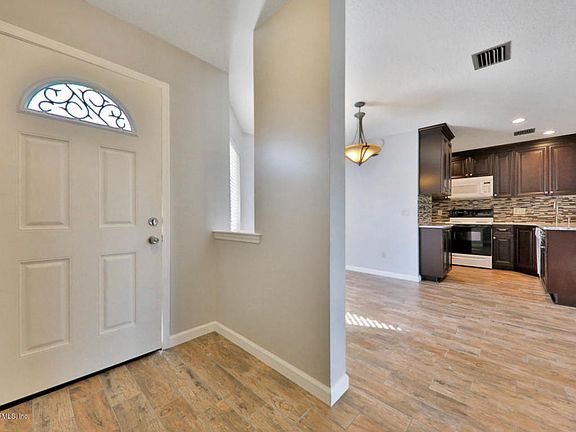 4th image of 10027 Romaine Cir N