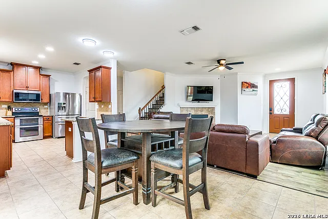 3 bed, 2.5 bath, 1906 sqft, $2,300 — Photo 4