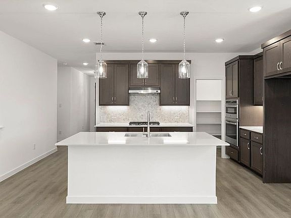 4th image of 2403 Daisy Ln