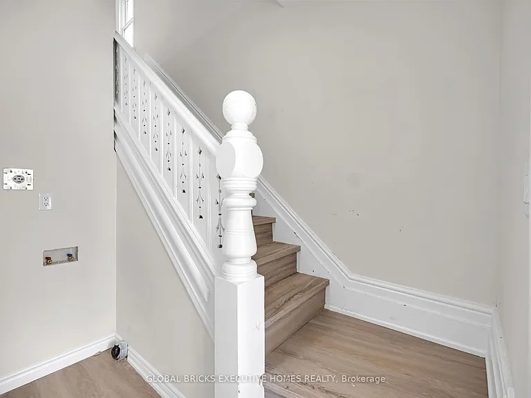 108 Lindsay St S — Photo 14