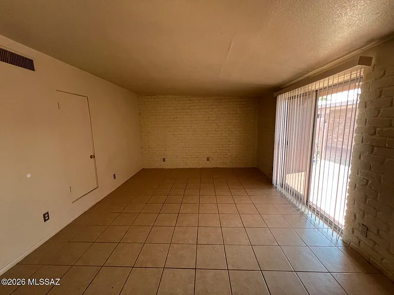 425 E Delano St — Photo 4