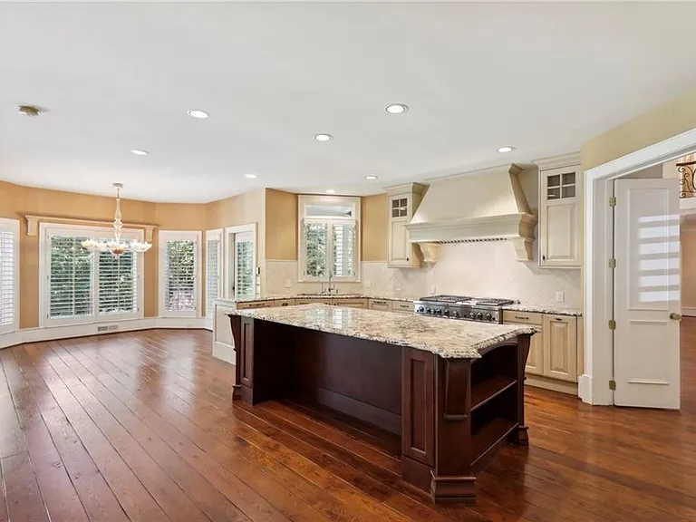 1965 W Wesley Rd NW — Photo 22