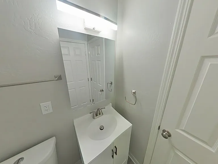 401 E Poplar Avenue — Photo 7