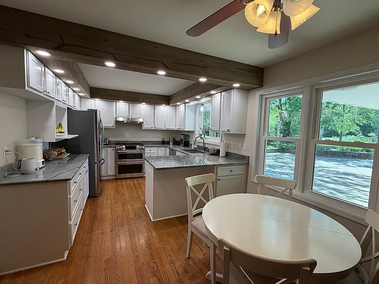 W176N8625 Sunset Ridge Dr — Photo 7