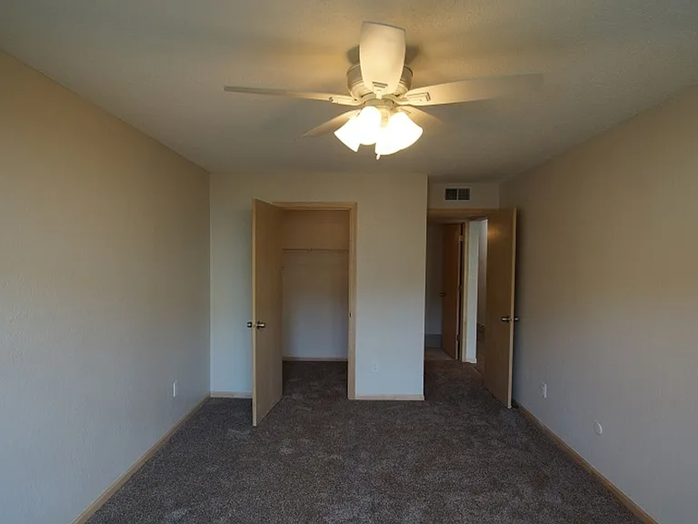 Larpenteur Estates Apartments — Photo 74