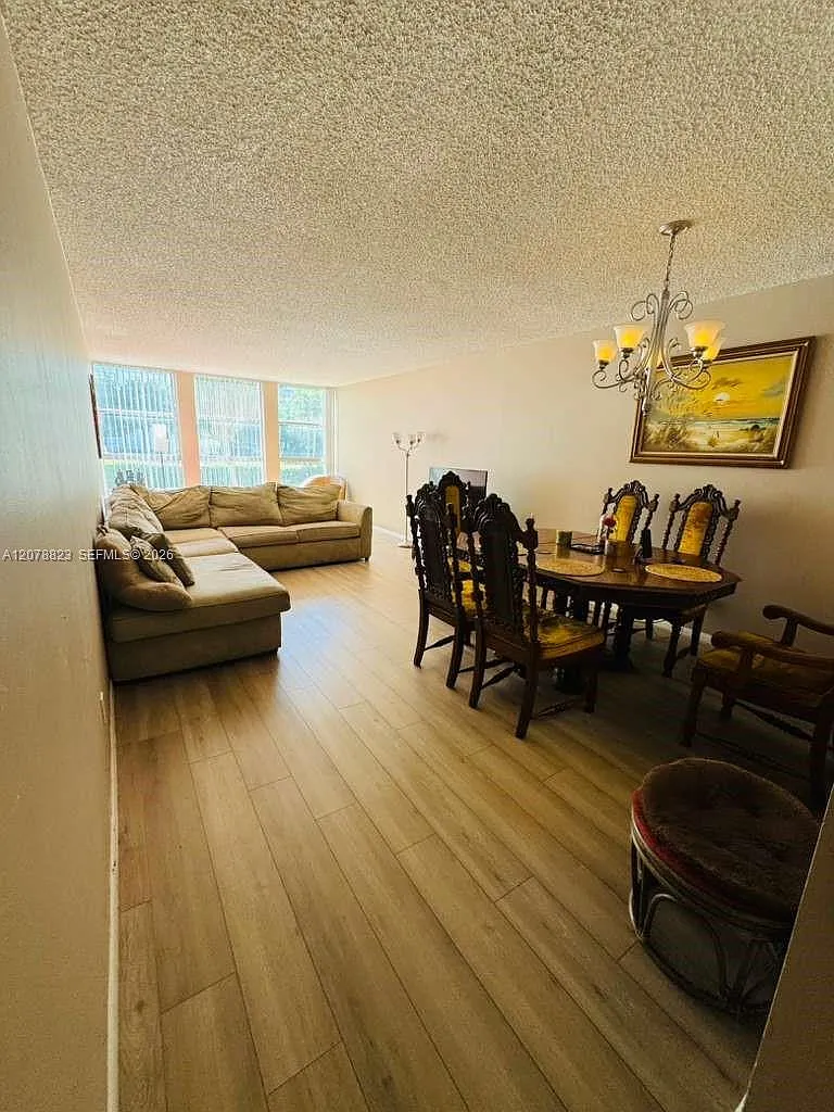Desoto Park Condo — Photo 2