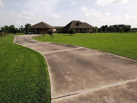 Side view showing long driveway