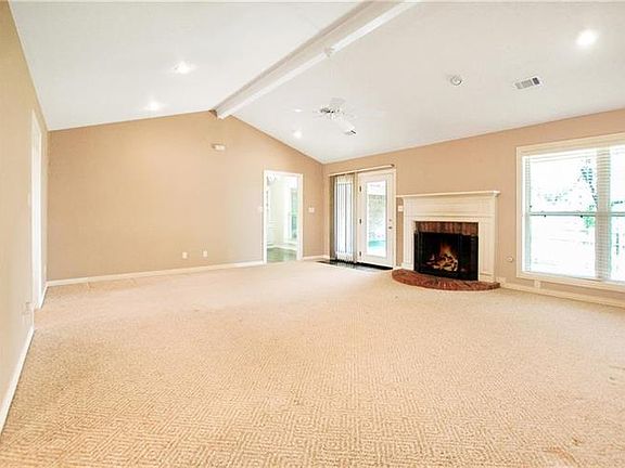 4th image of 708 Creekmore Hts