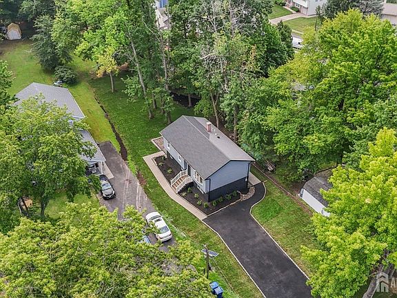 5th image of 1834 Holly Rd