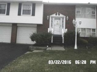 208 Woodbury Dr, Butler, PA