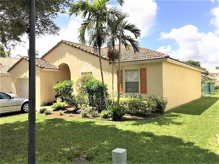 11290 SW 20th St — Photo 12