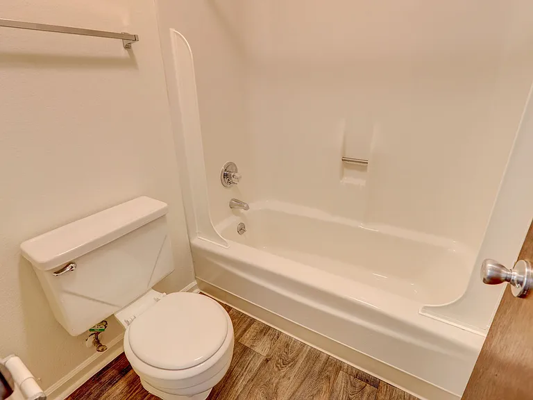 Applewood Crest Townhomes & Apartments — Photo 17