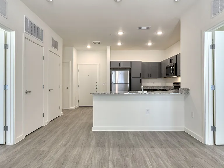 Sunstone Apartments — Photo 20