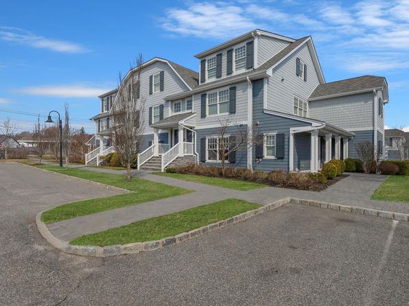 9 Village Green Dr