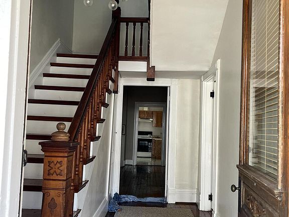 5th image of 527 Steele St