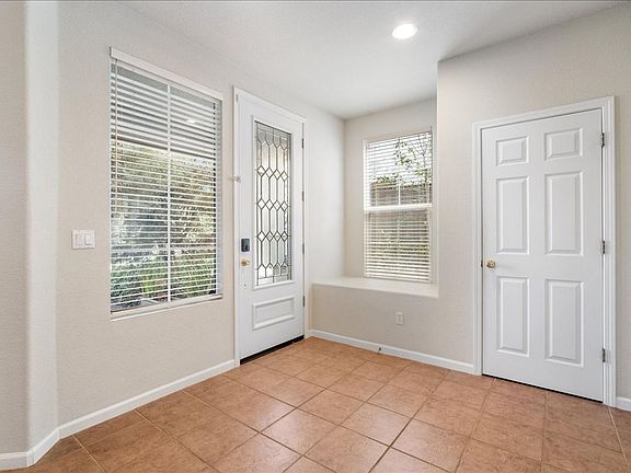 3rd image of 1073 Huntly Dr