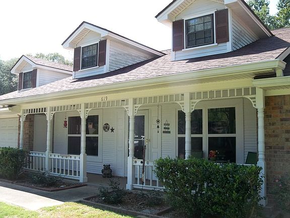 2nd image of 619 E Oak Ln