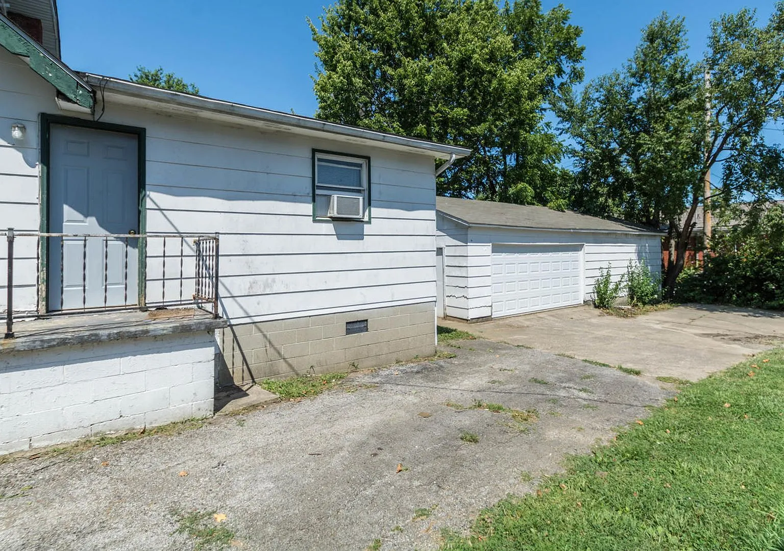 409 E 16th - 4Bed/2Bath - Huge Garage Space Included! — Photo 3
