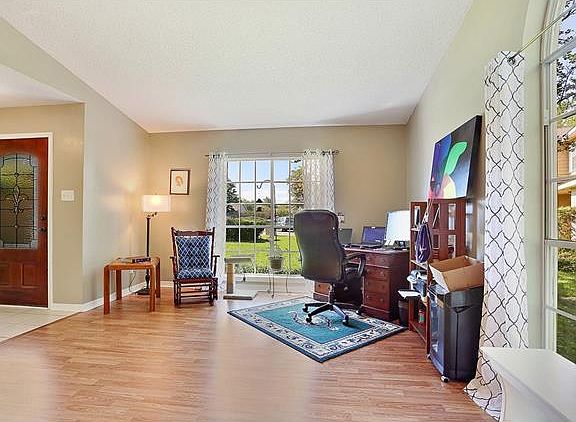 3rd image of 130 Larchwood Dr