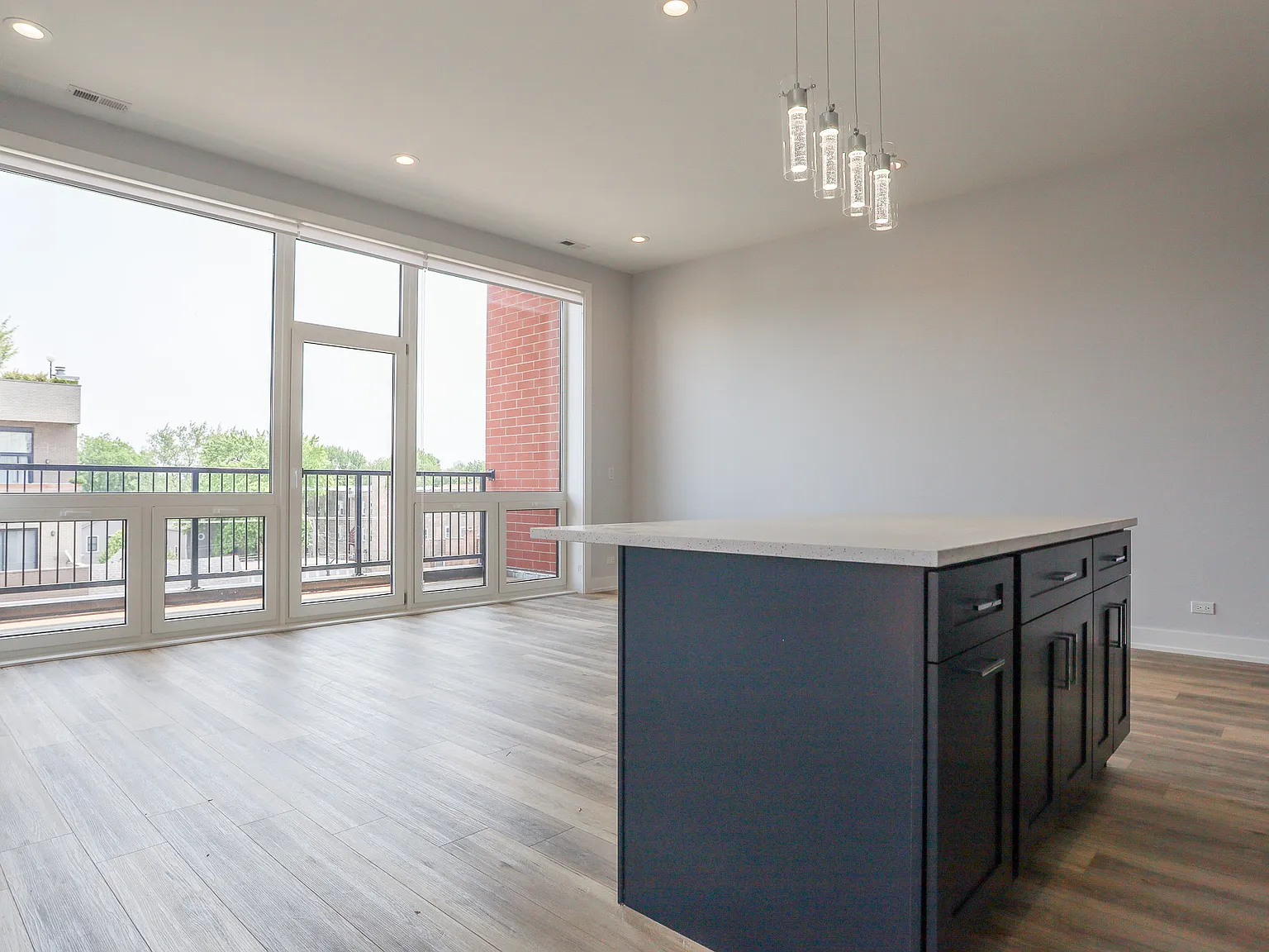 2402 W Carmen Ave — Photo 4
