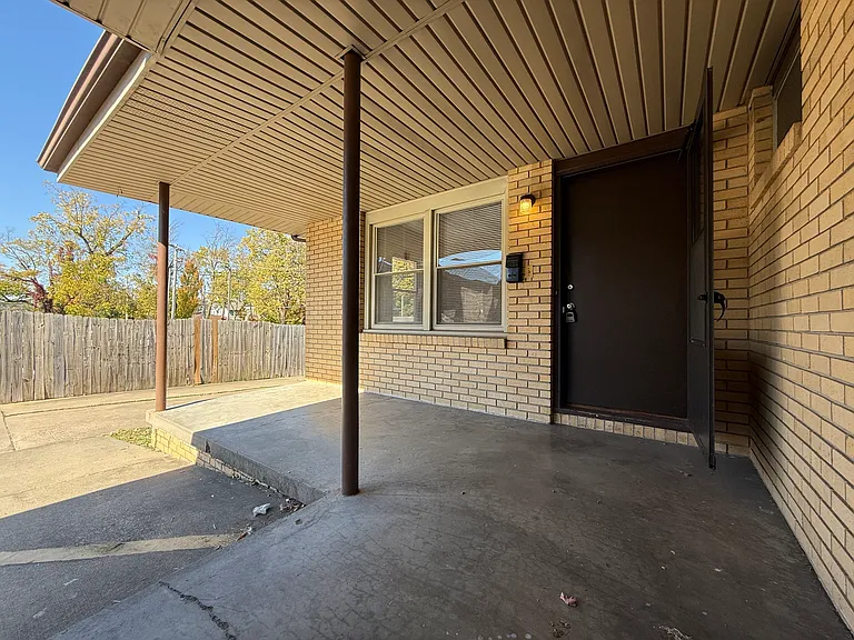 1131 E Elm St #1 — Photo 1