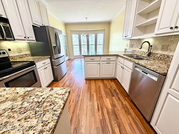 5th image of 540 Brookside Dr