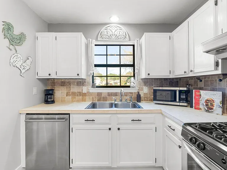 1174 Bay Ct — Photo 7