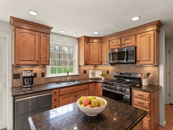 4 Ledgewood Dr, Westford, MA 01886