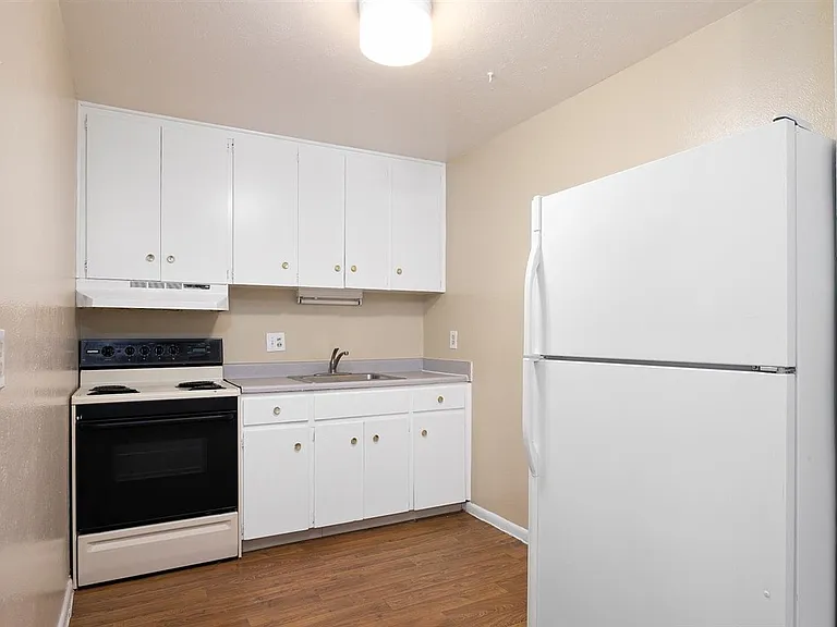Downing Apartments — Photo 11