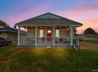 22913 Lake Dr, Saint Clair Shores, MI 48082