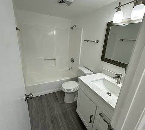 4th image of 1119 W Broadway St #2