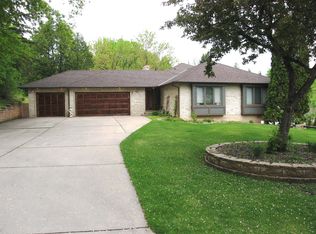 25 Norman Ridge Dr, Bloomington, MN 55437