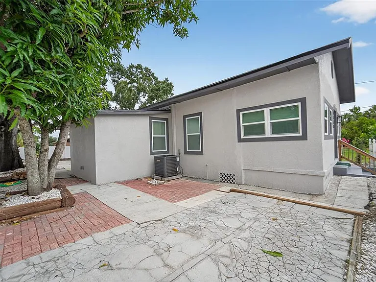 2525 W Beach St — Photo 39