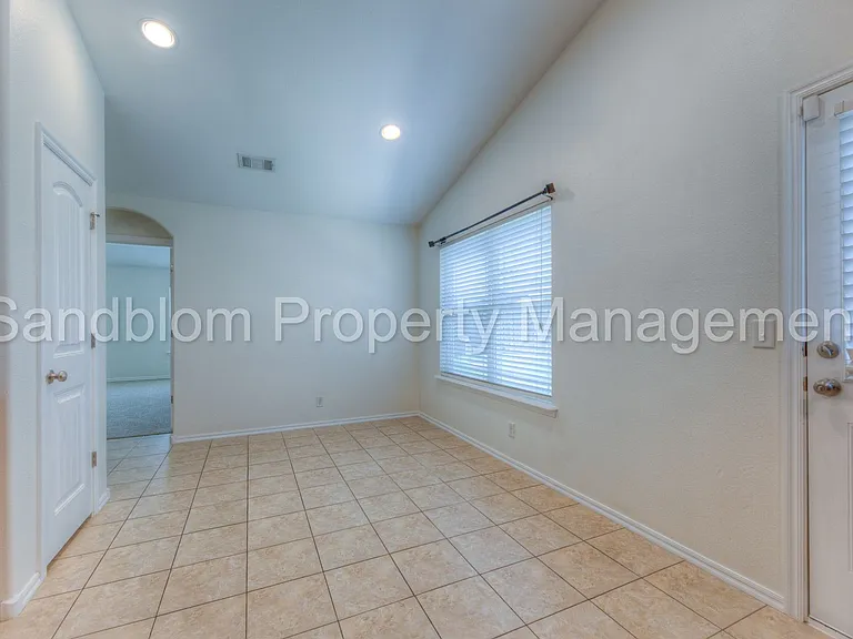 10418 S James St — Photo 8