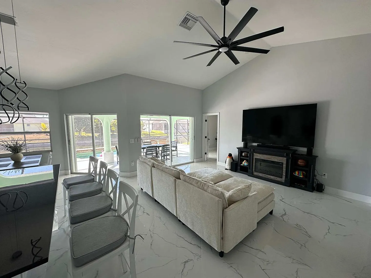 3 bed, 2.0 bath, 1689 sqft, $5,370 — Photo 3