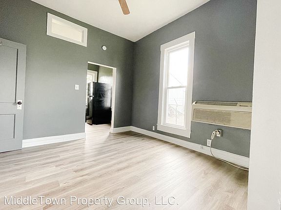 5th image of 421 W 9th St #9877122