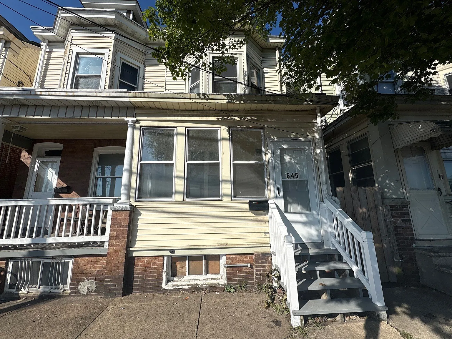 4 bed, 2200 sqft, $2,200 — Photo 1